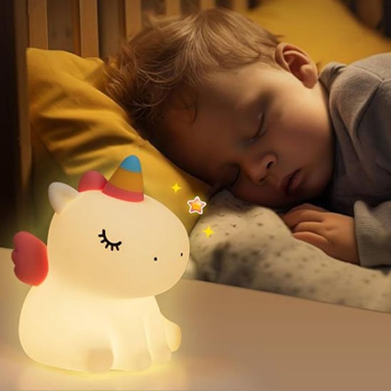Enfant endormi paisible avec sa veilleuse licorne enchantee
