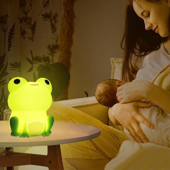 Maman qui allaite son bebe sereinement sans eblouir bebe grace a la veilleuse grenouille