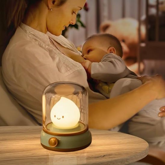 maman allaitant son petit bebe avec sa veilleuse