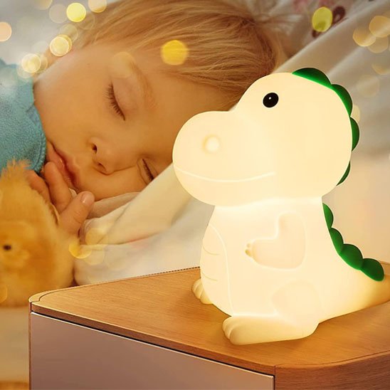 Bébé endormi paisiblement avec sa veilleuse bébé dino doucesonge