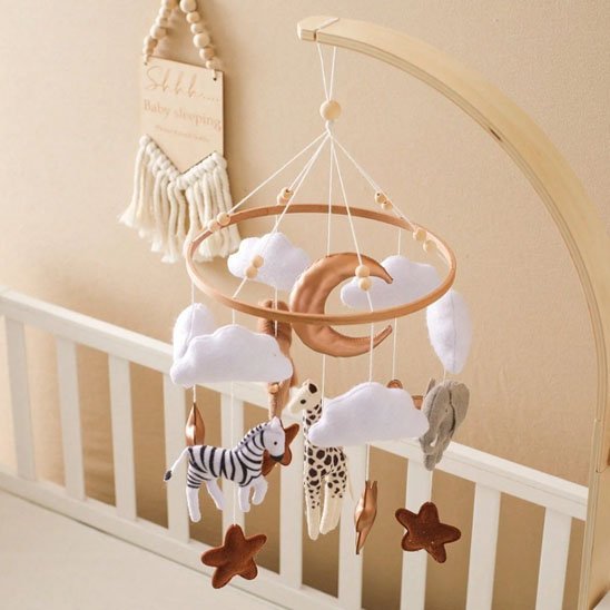 Mobile bébé artisanal avec clochettes naturelles pour l’éveil doux