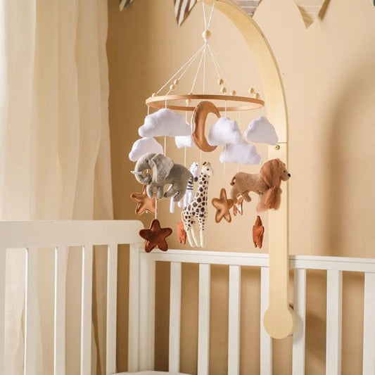 Support mobile bébé en bois naturel Cocon Poétique sur berceau blanc