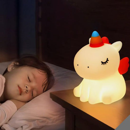 Veilleuse bébé licorne enchantée posée dans une chambre d’enfant apaisée