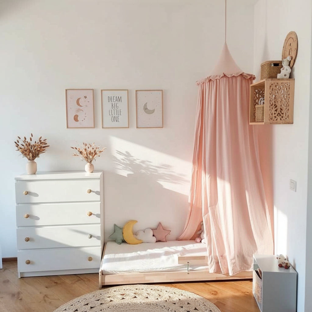 ciel de lit bébé suspendu au-dessus d’un lit au sol – déco chambre bébé bohème