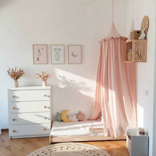 ciel de lit bébé suspendu au-dessus d’un lit au sol – déco chambre bébé bohème