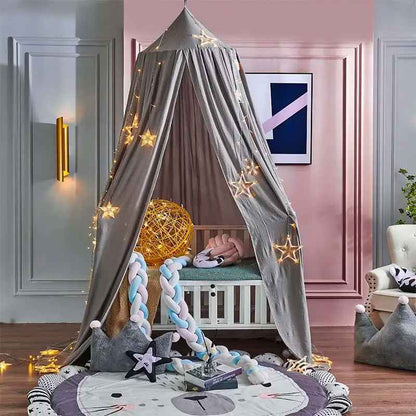 Ciel de lit beige décoré créant une ambiance chaleureuse dans une chambre d’enfant