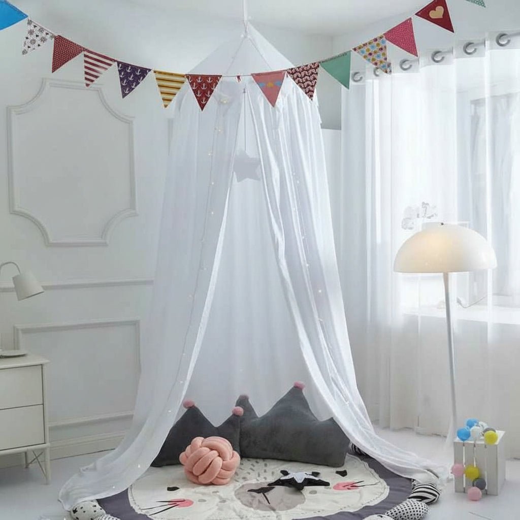 Ciel de lit blanc formant une tente décorative dans une chambre d’enfant chaleureuse