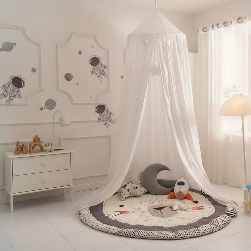 Ciel de lit blanc installé au sol créant un espace de jeu apaisant dans une chambre d’enfant