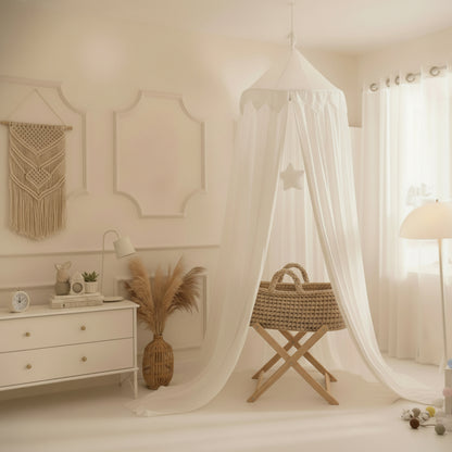 Ciel de lit blanc suspendu dans une chambre d’enfant à l’ambiance douce et lumineuse