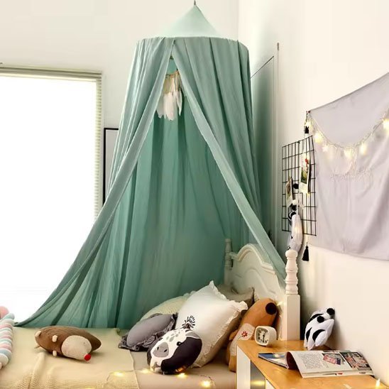 Ciel de lit vert d eau installé au-dessus d’un lit enfant dans une chambre douce et apaisante