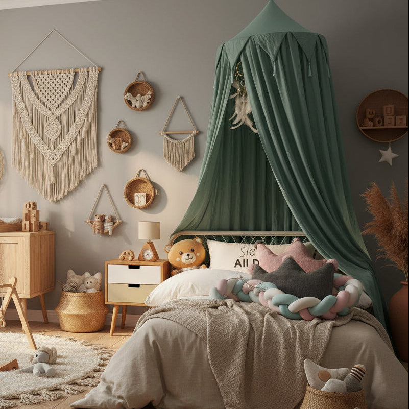 Ciel de lit bleu installé au-dessus d’un lit enfant dans une chambre à l’ambiance naturelle et apaisante