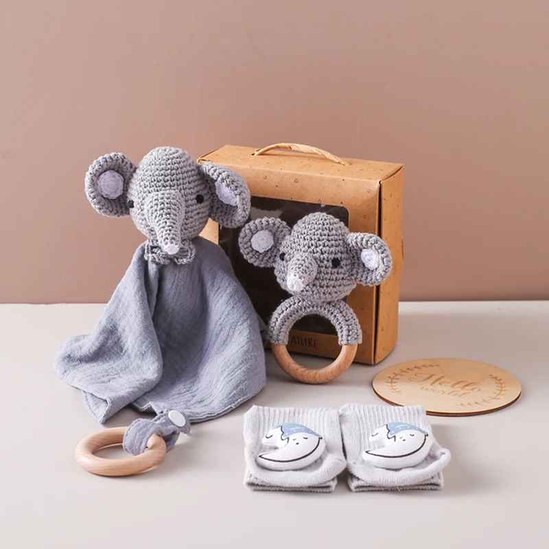 Coffret naissance premium bébé avec doudou éléphant gris doux, hochet bois naturel, chaussons et lange