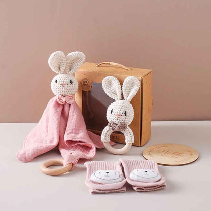 Coffret naissance premium bébé avec doudou lapin beige rosé, hochet bois et accessoires naissance doux