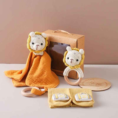 Coffret naissance premium bébé avec doudou lion doré, hochet en bois naturel et accessoires tendres