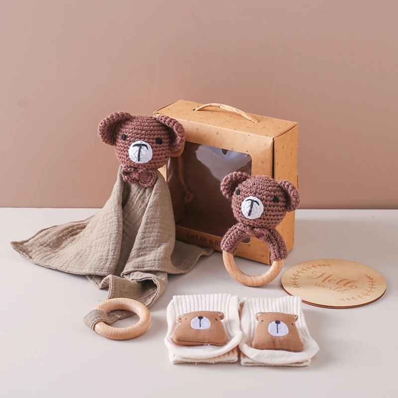 Coffret naissance premium bébé avec doudou ours marron en coton tricoté, hochet bois et accessoires doux