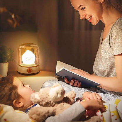maman qui lit une histoire a son enfant calement blottit dans son lit avec sa veilleuse bebe