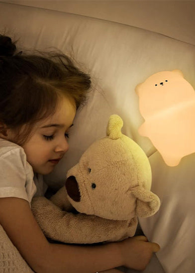 petite fille endormie avec son nounours et sa veilleuse