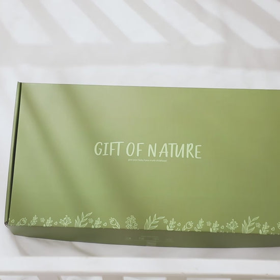 Vidéo du support mobile bébé Cocon Poétique en bois naturel montrant sa stabilité et son élégance