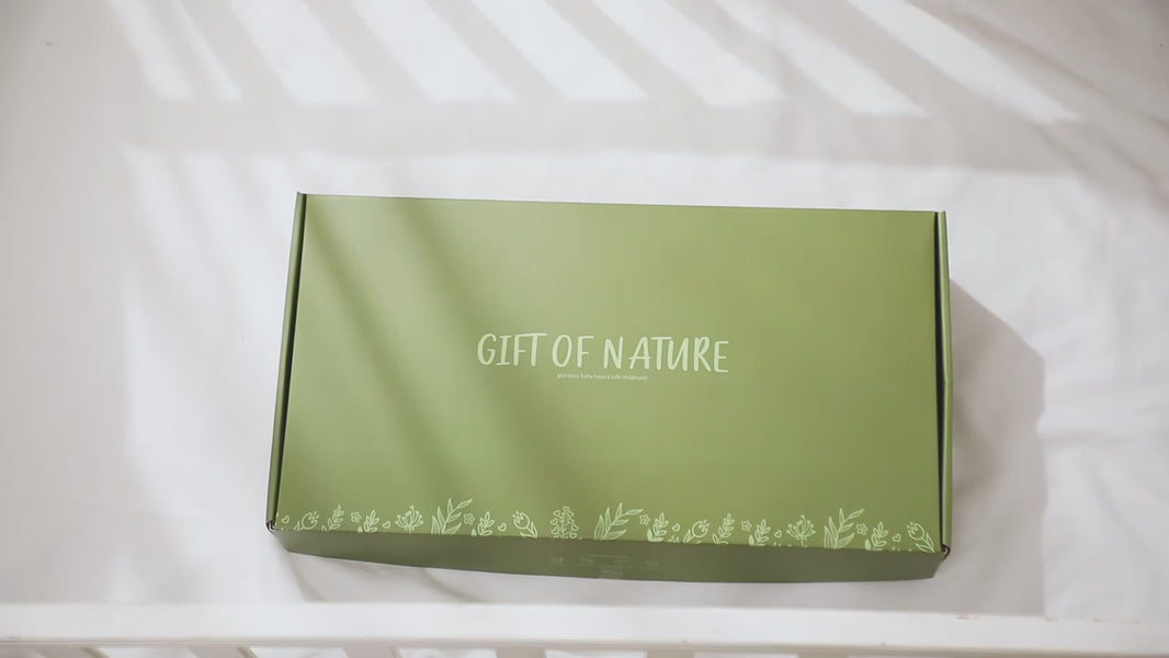 Vidéo du support mobile bébé Cocon Poétique en bois naturel montrant sa stabilité et son élégance